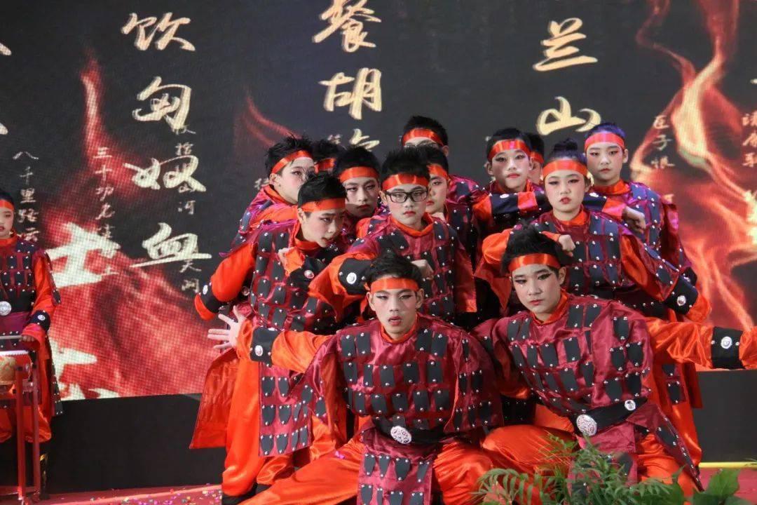 价值5.8亿元的梵高名画《向日葵》遭泼番茄汤，泼画人为何会有如此举动？游戏画面